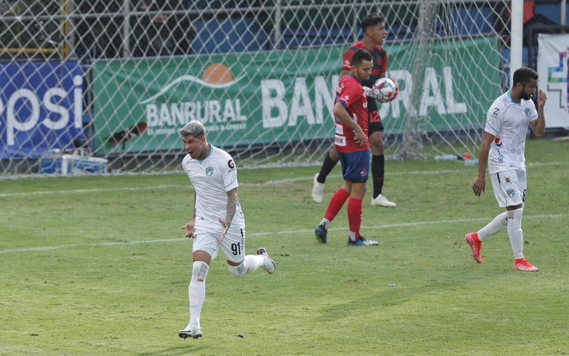 The Uruguayan Pablo Royón scored the only goal of the Classic 314. Foto Prensa Libre: Esbin García. 