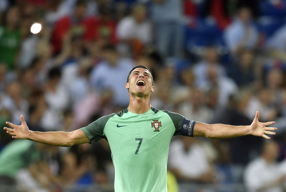 Un fulminante cabezazo de Cristiano Ronaldo al comienzo del segundo tiempo encaminó el miércoles a Portugal a la victoria 2-0 sobre Gales para avanzar a la final de la Eurocopa. (Foto Prensa Libre: AP)