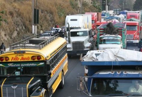 Vehículos de todo tipo quedaron varados en la cuesta de Villalobos, Villa Nueva. (Foto Prensa Libre: Daniel Herrera)