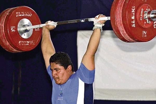 El guatemalteco Cristian López ganó la medalla de oro en la modalidad de arranque, en levantamiento de pesas. (Foto Prensa Libre/ARCHIVO)<br _mce_bogus="1"/>