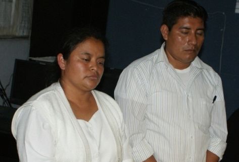 Lucrecia Reyes y Alberto Baten, ambos trabajadores del Hospital Roosevelt, se les sindica de integrar una red de tráfico de niños. (Foto Prensa Libre: PNC)