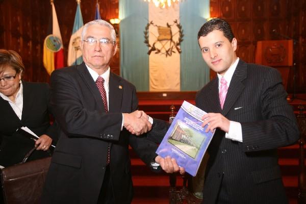 El canciller recibe de manos del viceministro Érick Maldonado el Marco General y Descripción  de Acciones del Estado en Materia Migratoria.