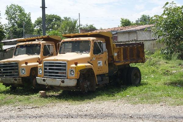 Camiones de volquete se encuentran en reparación.
