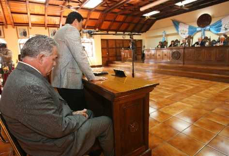 El alcalde  de Villa Nueva, Salvador Gándara —sentado—, acude a la CC para alegar que se viola su derecho de defensa; su abogado, Francisco García, expone ante los magistrados.