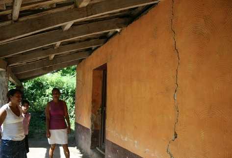 Varias casas se han agrietado como consecuencia de   la serie de sismos que afecta a Santa Rosa desde el  19 de julio recién pasado.