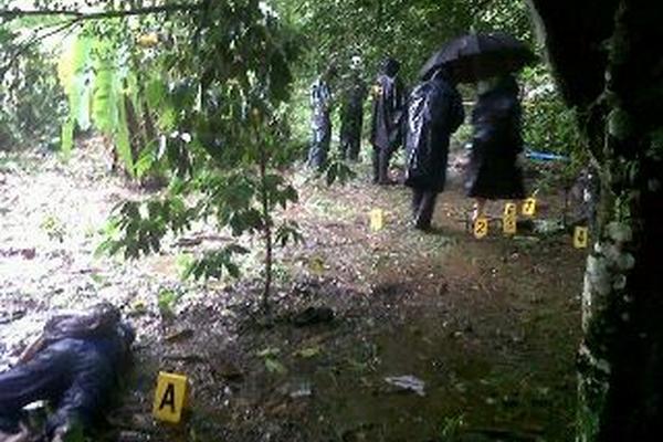 Fiscales recogen evidencias en donde localizaron dos cadáveres en Chicacao, Suchitepéquez. (Foto Prensa Libre: Danilo López)<br _mce_bogus="1"/>