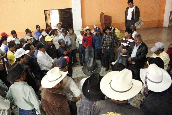 Empleados se reúnen en la comuna de Chimaltenango.