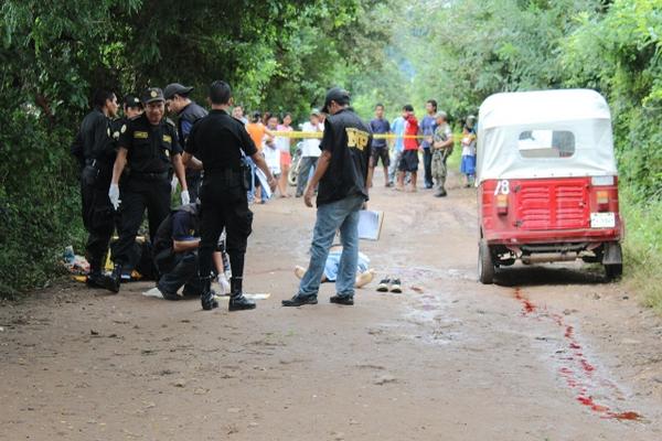 Peritos del Ministerio Público y agentes de la Policía Nacional Civil recaban información de crimen. (Foto Prensa Libre: Óscar González) <br _mce_bogus="1"/>