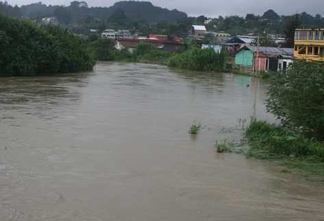 El nivel del río Cahabón ha aumentado y anegado varias viviendas en Cobán, Alta Verapaz. (Martín Tax)
