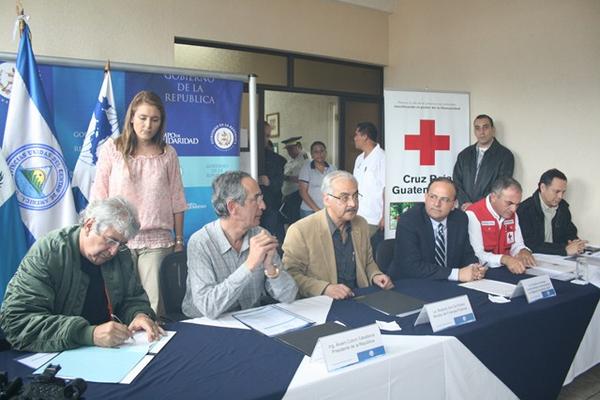 El presidente Álvaro Colom y el presidente del BCIE, Florentino Fernández, firman convenio de donación para los damificados por sismos (Oswaldo Cardona)<br _mce_bogus="1"/>