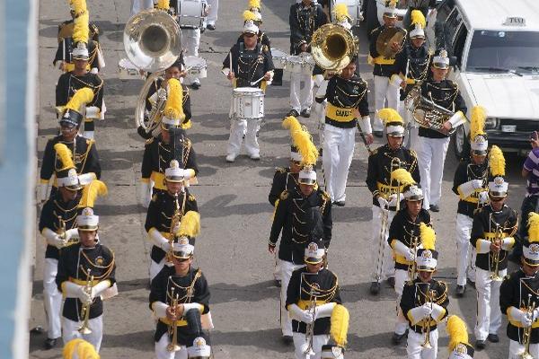 Jóvenes ejecutan  melodías  en calles de  Retalhuleu, en actividad programada para clausurar el ciclo lectivo.