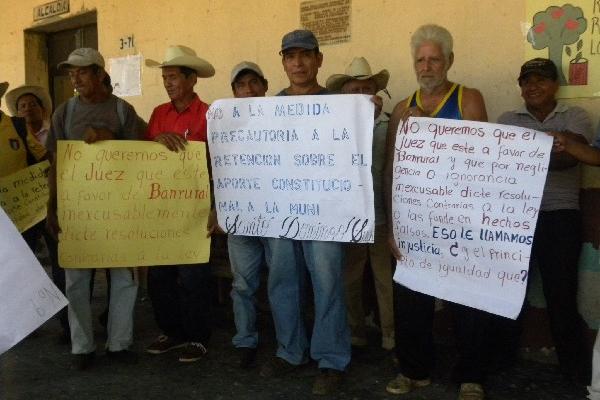 trabajadores de la Municipalidad de Santo Domingo Suchitepéquez, protestan frente  a la comuna, porque  no les ha pagado tres meses de sueldo.