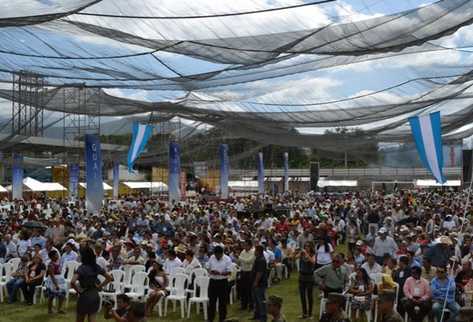 Socios, alcaldes e inversionistas participaron en el acto de inauguración. (Foto Prensa Libre: Erick de la Cruz)