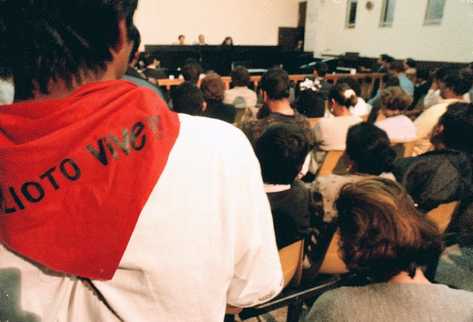 Un estudiante porta un pañuelo en el cuello con el nombre de Alioto López. (Foto Prensa Libre: Archivo)
