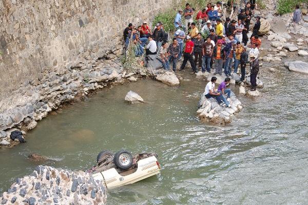 picop que  cayó al río Selegua, en Huehue.