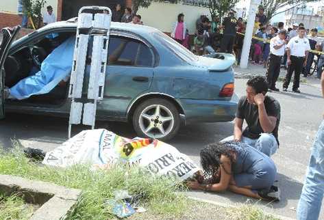 la hija  de Filiberto Turcios Flores, víctima de supuestos pandilleros, llora la muerte de su padre,  en una colonia de la zona 5 de Villa Nueva.