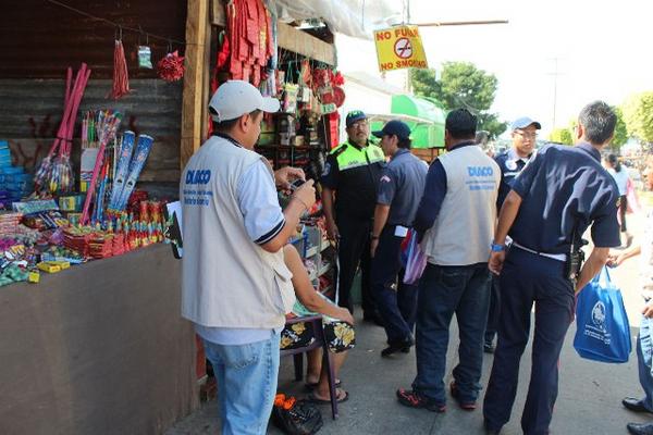 Autoridades durante el recorrido que realizaron en Coatepeque, para supervisar ventas de cohetes. (Foto Prensa Libre: Alexánder Coyoy)<br _mce_bogus="1"/>