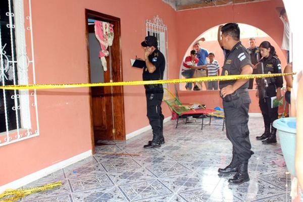 PNC resguarda la escena del doble homicidio. (Foto Prensa Libre: Rolando Miranda)