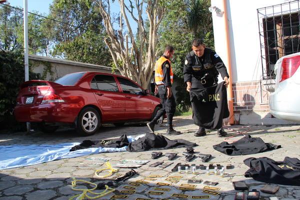 Policía muestra los objetos incautados en una vivienda en Antigua Guatemala. (Foto Prensa Libre: Miguel López9