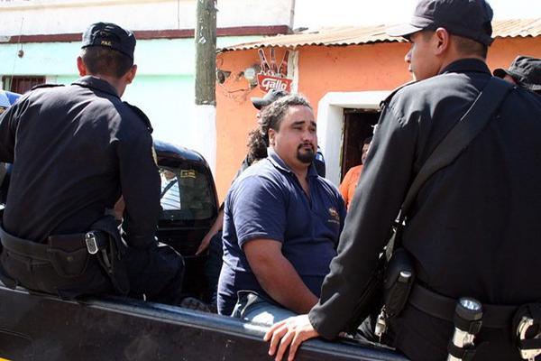 Uno de los detenidos durante el cateo donde se localizó drogas y un arma de fuego en Jalapa. (Foto Prensa Libre: Hugo Oliva)<br _mce_bogus="1"/>