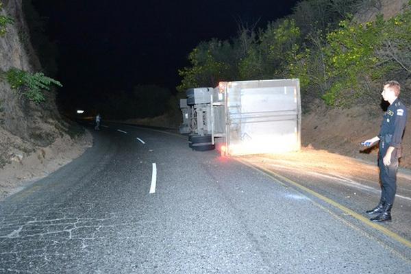 Tráiler que se accidentó en La Cumbre, entre Zacapa y Chiquimula. (Foto Prensa Libre: Érick de la Cruz)<br _mce_bogus="1"/>