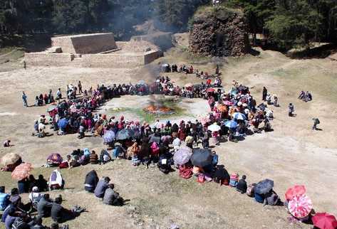 sacerdotes indígenas y particulares  participan en una  ceremonia  en   Q'umarkaj, Quiché.