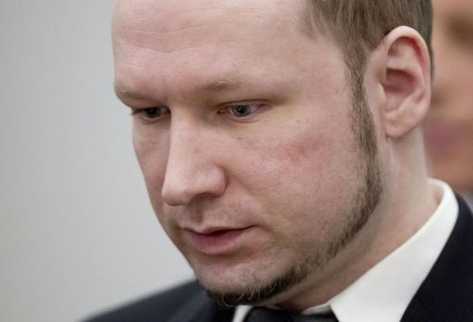 El extremista de derecha Anders Behring Breivik, este martes 23 de abril  en el tribunal de Oslo. (Foto Prensa Libre: AFP)