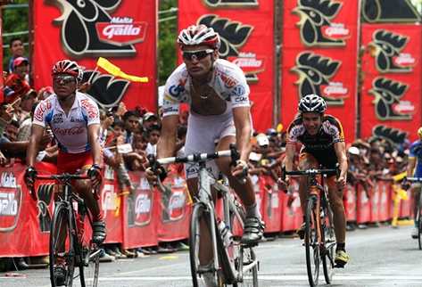 Gregolry Panizo de Brasil ganó la segunda etapa en Cobán de la Vuelta Ciclística a Guatemala. (Foto Prensa Libre: Carlos Morales)