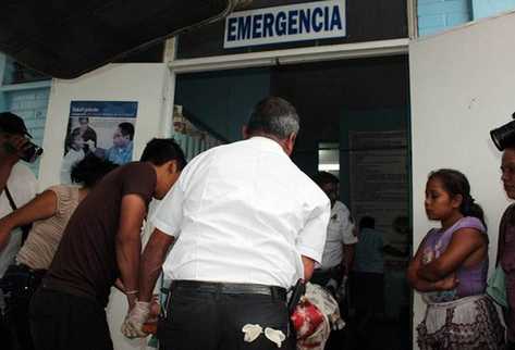 Bomberos ingresan al estudiante al hospital. (Foto Prensa Libre: Alex Coyoy)