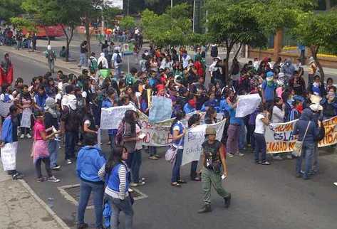 Estudiantes normalistas bloquean el paso en la Avenida Petapa. (Foto Prensa Libre: Esbin García)