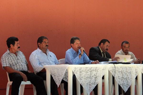 El alcalde Pablo Aguilar Morales &mdash;al micrófono&mdash; asegura que no dejará el cargo, pues la resolución de la CC no dice que deba hacerlo.