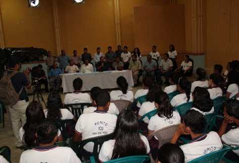 alcaldes y líderes,  en  conferencia de prensa en la que  rechazan las operaciones de minera San Rafael.