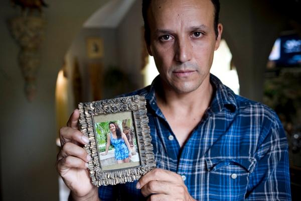 Rony Molina sostiene una foto de su esposa Sandra Payes, deportada en 2010. (Foto: AP)
