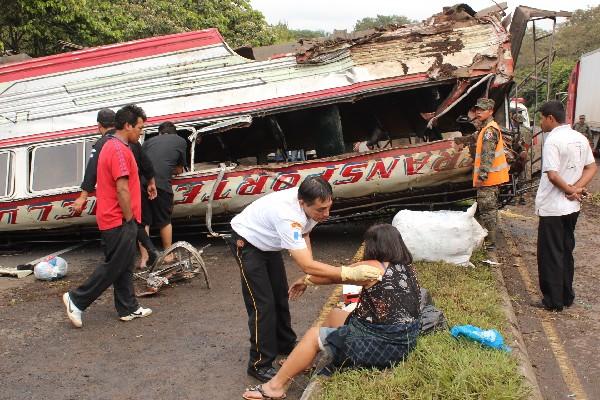 bombero atiende a una de las pasajeras lesionadas.