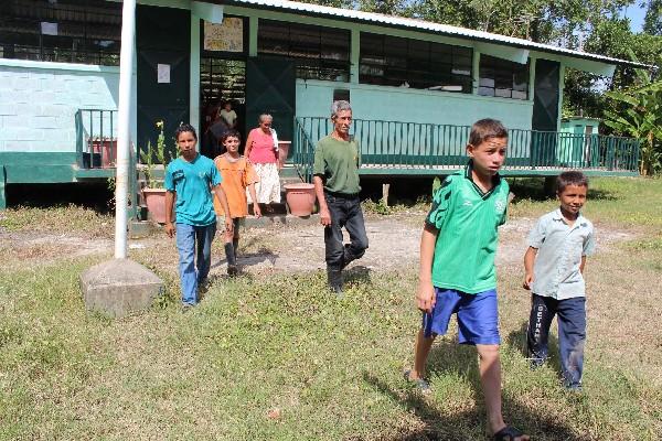 padres se llevan a sus hijos, por ausencia de maestra.
