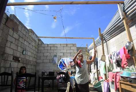 Una de    las damnificadas muestra cómo el fuerte viento desprendió más de la mitad del techo de láminas de su vivienda, en Santa Gertrudis, Villa Canales.