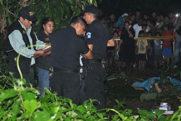 Vecinos observan el cadáver de un hombre que fue linchado luego que intentó violar a dos mujeres en San Felipe, Retalhuleu. (Foto Prensa Libre: Jorge Tizol)<br _mce_bogus="1"/>