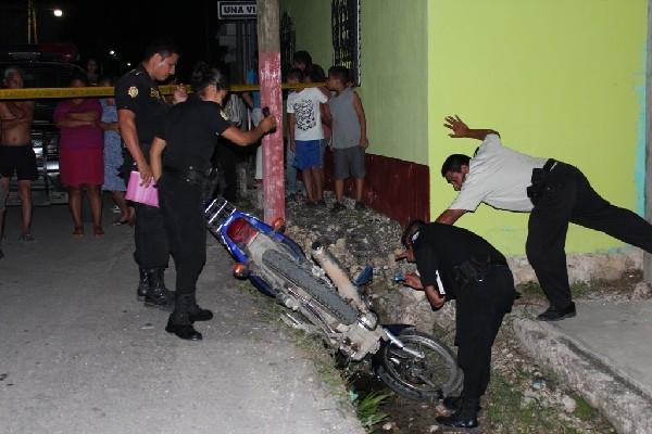 AGentes observan   moto de las víctimas.