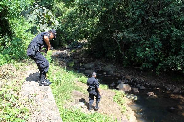 Agentes  de la Policía,   en la  escena  del hecho.