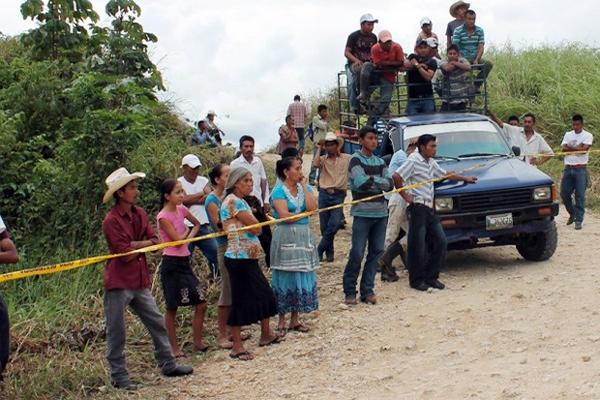 Curiosos observan  el lugar donde fueron hallados los cuerpos de cuatro guardias de presidios.