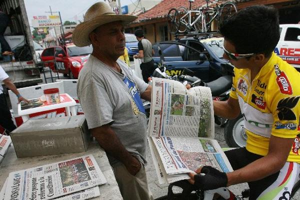Róbigzon Oyola leyó Prensa Libre antes de salir de Teculután hacia Esquipulas. (Foto Prensa Libre: Fernando Ruiz)