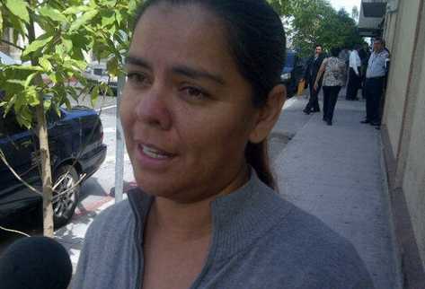 Se niega el ingreso de Brenda Trujillo al centro de acopio del Congreso. (Foto Prensa Libre: Jessica Gramajo)