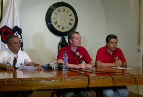 Representantes de la cervecería Centro Americana anuncia suspensión de festividad. (Foto Prensa Libre: Sergio Morales)