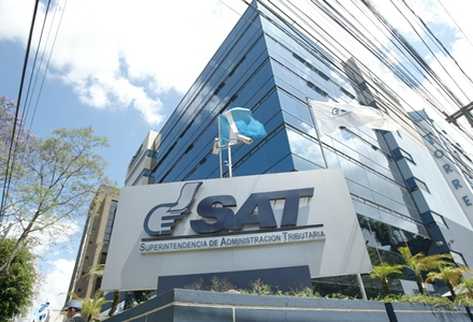 Mediante un acuerdo de directorio, la SAT aprobó que a partir de este 1 de noviembre, los contribuyentes deben pagar Q30 para adquirir la solvencia fiscal. (Foto Prensa Libre: ERICK AVILA)