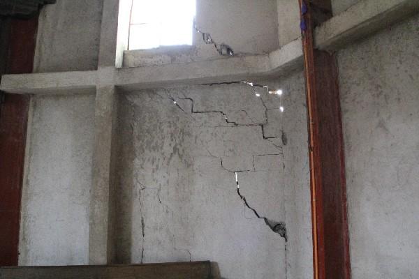 Una vivienda       tiene serios  daños en las  paredes  por la inestabilidad  del terreno, además de las secuelas del terremoto.