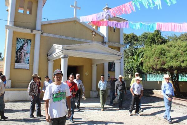 Delincuentes robaron imágenes de la iglesia católica de la aldea Pedro Amberes, de Santa Rosa de Lima. (Foto Prensa Libre: Oswaldo Cardona)