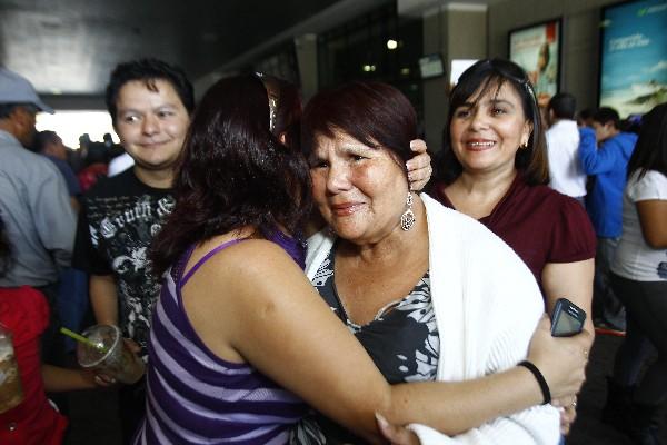 Familiares de  Rosa Osorio, quien retorna de México,  la reciben con alegría en el aeropuerto.