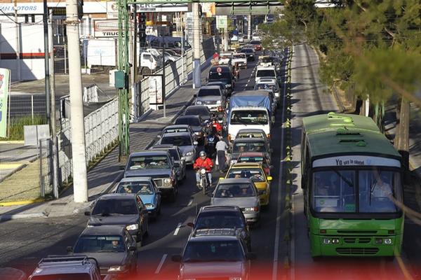 En los días previos a la Navidad, se observan filas de vehículos en las principales arterias de la ciudad de Guatemala. (Foto Prensa Libre: Álvaro Interiano)