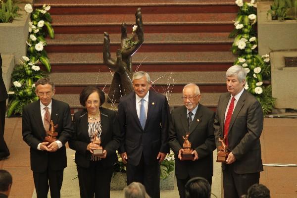 GUSTAVO Porras, Raquel Zelaya, Otto Pérez, Ricardo Rosales y Richard Aitkenhead, homenajeados.