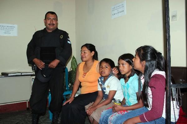 Los hermanos Ramírez Gómez —centro—, junto a su mamá y hermana, en  sede de la PGN.